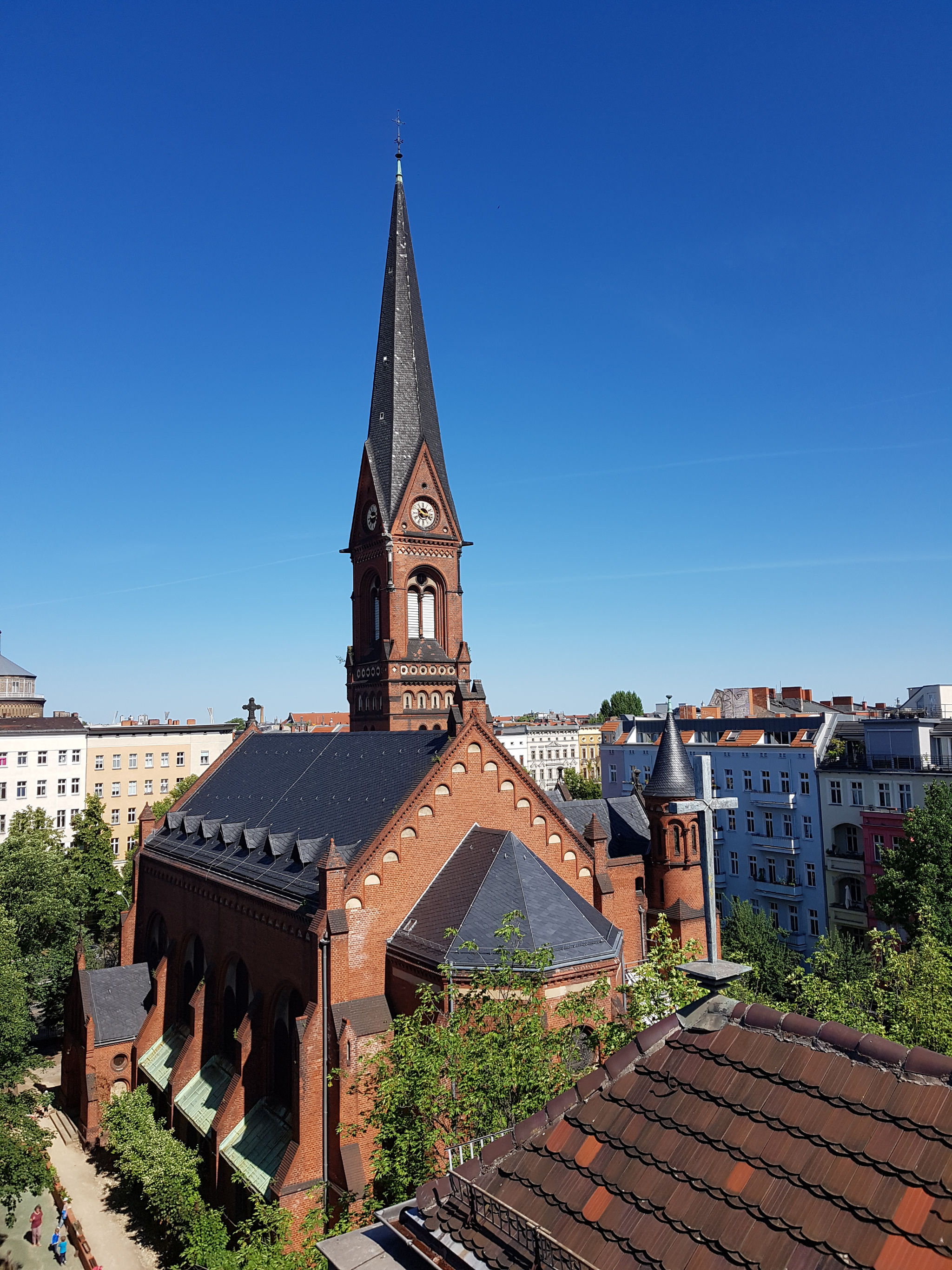 Die Immanuelkirche vom Dach des Gemeindehauses aus gesehen